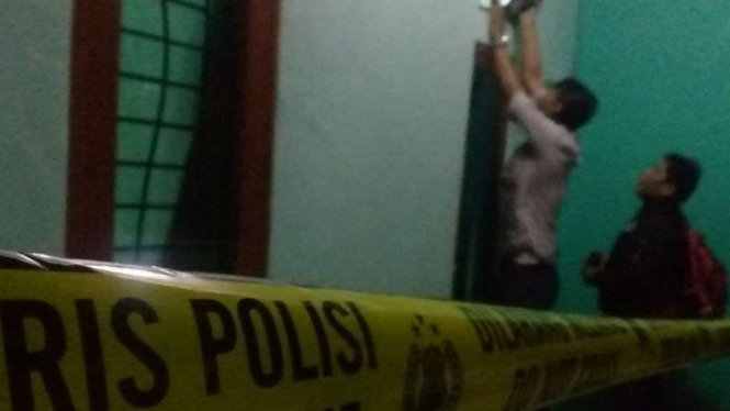Sebuah kontrakan di Jalan Sasak, Cilodong, Depokk digerebek polisi.