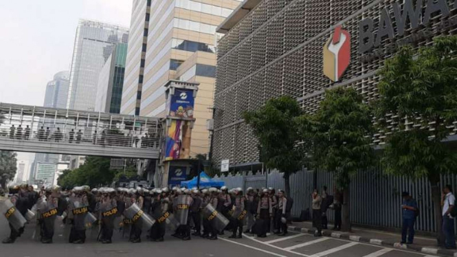 Jalan Thamrin di depan Gedung KPU dan Bawaslu sudah ditutup petugas.