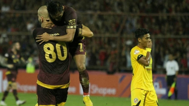 Pemain PSM Makassarmerayakan gol