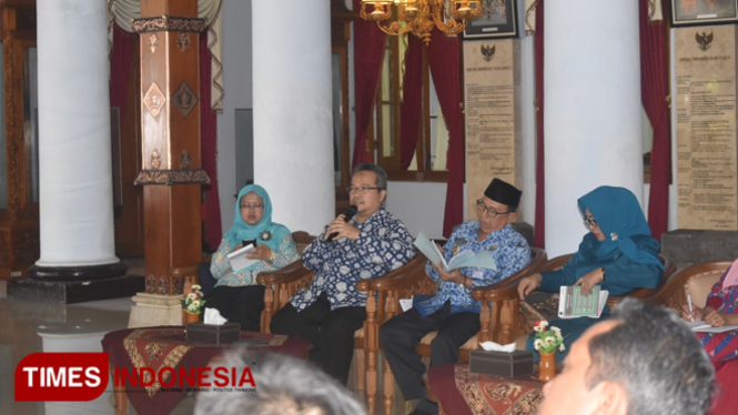 Bupati Blitar mengikuti Rapat Koordinasi rapat Evaluasi Kabupaten Layak Anak oleh tim verifikasi Kabupaten Layak Anak dari Kementerian Pemberdayaan Perempuan dan Perlindungan Anak, Di Pendapa Ronggo Hadinegoro Kabupaten Blitar, Selasa (21/5/2019) (Foto: S
