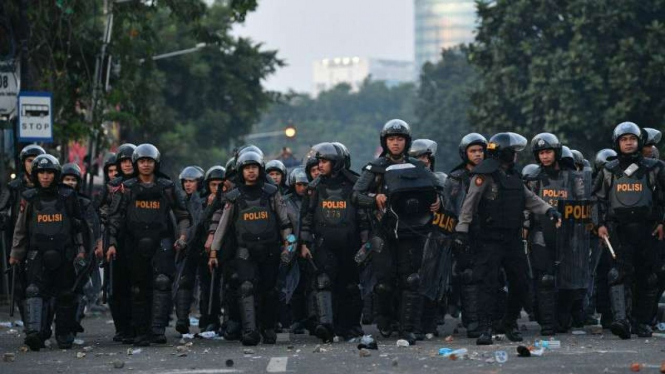 Polisi membuat barikade saat terjadi bentrok dengan pendemo rusuh di Jakarta Pusat.
