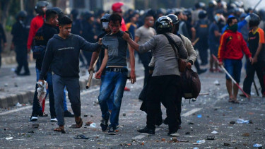 Polisi mengamankan perusuh di Jalan KS Tubun, Jakarta, Rabu (22/5/2019)