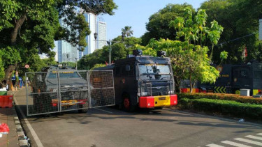 Kendaraan taktis kepolisian di depan KPU, Jakarta, Rabu, 22 Mei 2019.