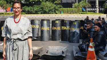 Novita Angie di depan gedung Bawaslu pada 22 Mei.