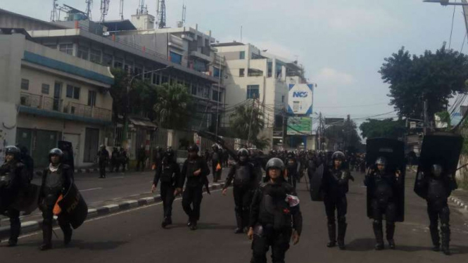 Pasukan Polri mengamankan situasi di sekitar Slipi, Jakarta Barat, Rabu, 22 Mei.