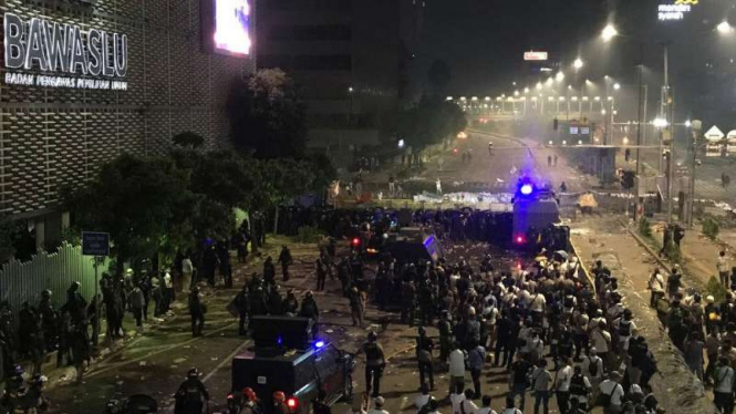 Suasana di depan Bawaslu, Rabu, 22 Mei 2019 malam.