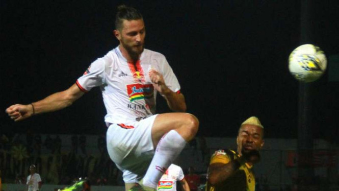 Bek Persija Jakarta, Steven Paulle (kiri).