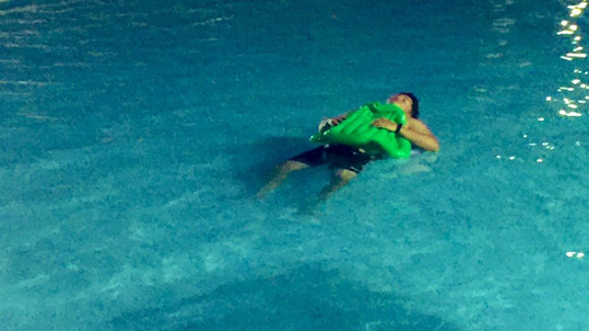 Tidur di kolam renang