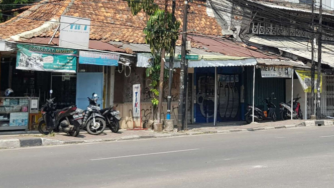 Sejumlah toko sudah berani buka di Petamburan Jakarta Pusat.