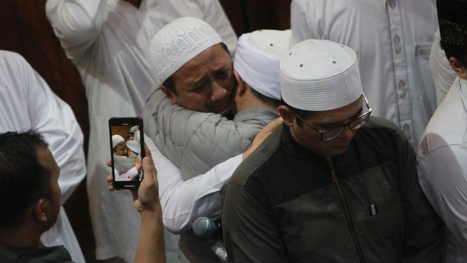 Ustaz Arifin Ilham Dishalatkan di Az-Zikra Sentul, Ustaz Yusuf Mansur