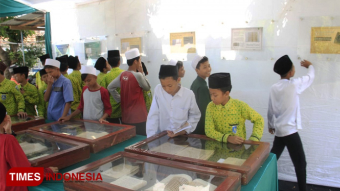 Pameran Naskah dan Alquran Kuno oleh Komunitas Pegon di SMP Unggulan Al-Anwari, Kertosari, Banyuwangi. (FOTO: Roghib Mabrur/TIMES Indonesia)