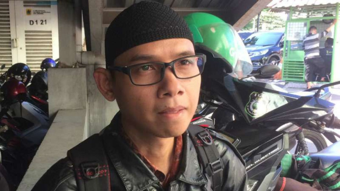 Andri mencari keponakannya yang bernama Muhammad Reza (20).
