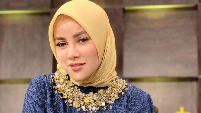 Olla Ramlan berhijab