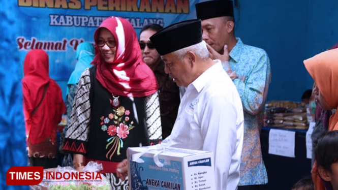 Plt Bupati Malang Drs HM Sanusi MM saat meninjau stand pasar Lebaran di Gondanglegi. (Foto : Humas Pemkab Malang for TIMES Indonesia)
