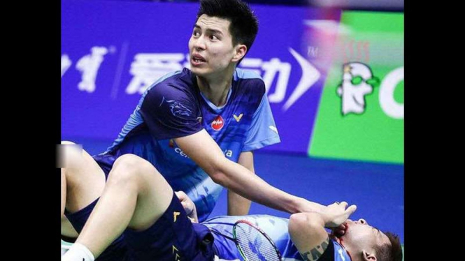 Ong memberikan pertolongan pada Teo.