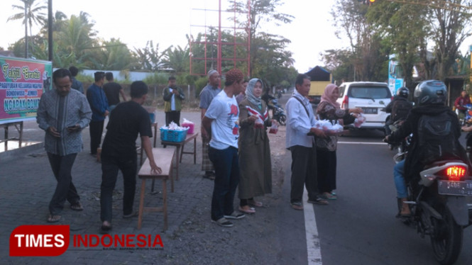 Paguyuban keluarga Ngapak, yang tergabung dalam Komunitas Ngapak Bondowoso-Jember saat berbagi takjil (FOTO: Moh Bahri/TIMES Indonesia)