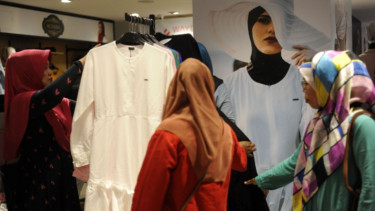 Ilustrasi belanja baju Lebaran