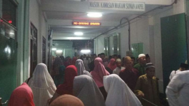 Suasana makam dan Masjid Agung Sunan Ampel Surabaya dipenuhi peziarah.