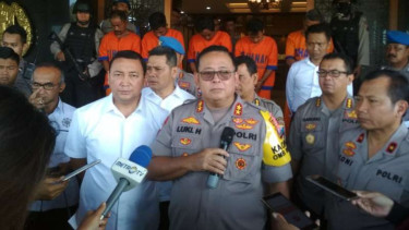 Kapolda Jatim Irjen Pol Luki Hermawan memperlihatkan enam tersangka pembakaran Polsek Tambelangan 