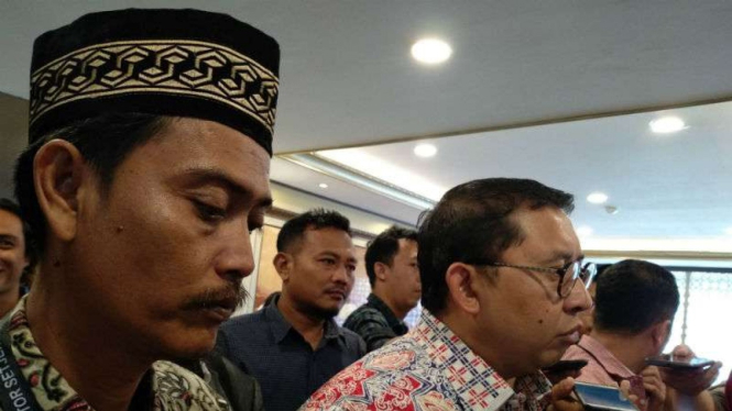 Ayah almarhum Harun Ar Rasyid, Didin Wahyudi, bersama dengan Fadli Zon.