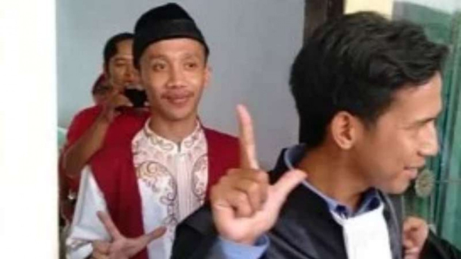 Imran Kumis usai menghadiri sidang. 