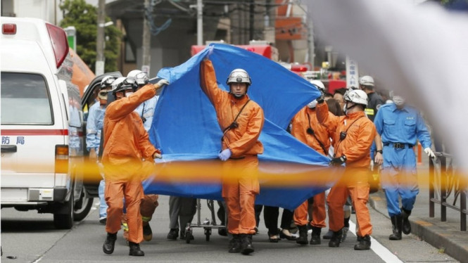 Aparat Jepang bekerja di tempat kejadian perkara. - Reuters