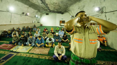 Pekerja PT Freeport Indonesia saat salat tarawih di Masjid Baabul Munawwar.