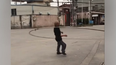 Bermain hula hoop.