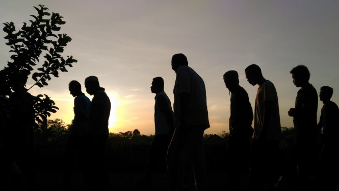 Pasien Panti Rehabilitasi Jiwa dan Narkoba Mustajab diajak berjalan pagi dua kali seminggu - BBC