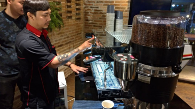 Barista dan mesin kopi KB90 yang dikeluarkan oleh La Marzocco