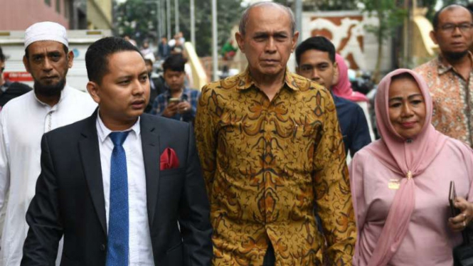 Mayor Jenderal TNI Purn Kivlan Zen (tengah).