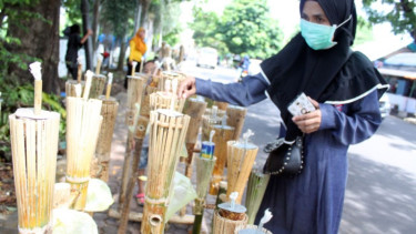Pedagang obor ela-ela di Maluku Utara