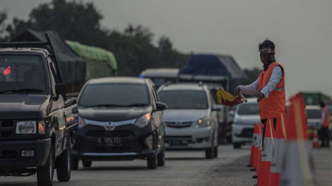 Kepadatan lalu lintas jelang memasuki Gerbang Tol Cikampek Utama