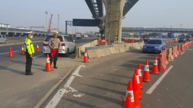 Polisi tengah mengatur lalu lintas arah one way di Cikampek Utama 