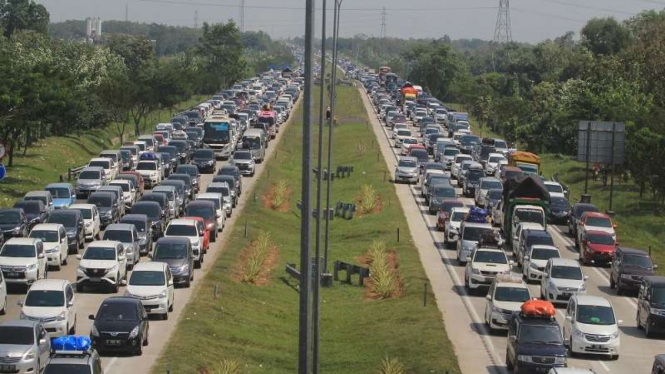 (Ilustrasi) Kendaraan pemudik memadati pintu gerbang tol Cipali, Palimanan, Cirebon