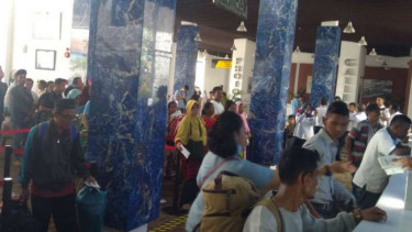 Aktivitas Arus Mudik di Pelabuhan Belawan, Kota Medan.