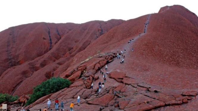 Pendakian ke puncak gunung batu Uluru akan ditutup untuk selamanya mulai Oktober mendatang. Kini semakin banyak turis ke sana untuk memanfaatkan kesempatan terakhir.