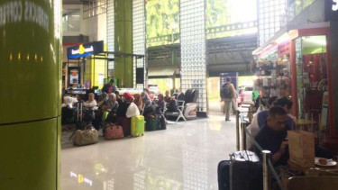 Suasana Stasiun Gambir, Jakarta.