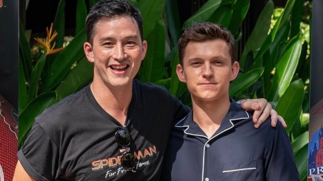 Mike Lewis dan Tom Holland