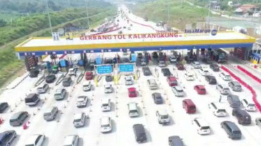Arus lalu lintas di Gerbang Tol Kalikangkung, Kota Semarang, Jawa Tengah.