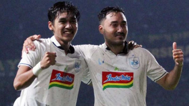 Gelandang PSIS Semarang, Shohei Matsunaga (kanan).