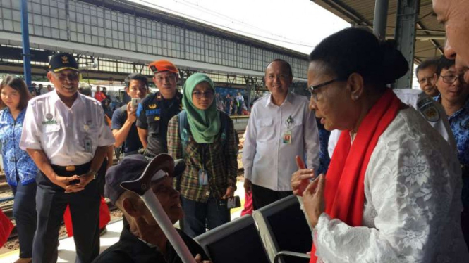 Menteri Yohana Yembise berkunjung ke Stasiun Pasar Senen
