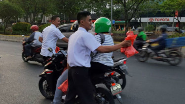Petugas Ditjen PAS membagikan makanan berbuka untuk pengendara