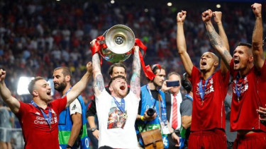 Bek Liverpool, Alberto Moreno mengangkat trofi Liga Champions