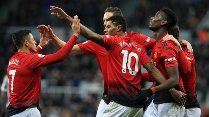 Para pemain Manchester United sedang selebrasi