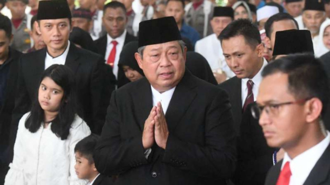 Presiden keenam Susilo Bambang Yudhoyono beserta keluarga memberikan salam kepad
