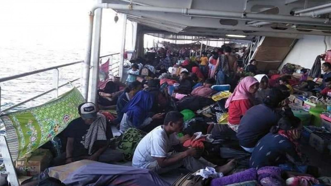 Viral foto pemudik kapal Pelni di buritan kapal