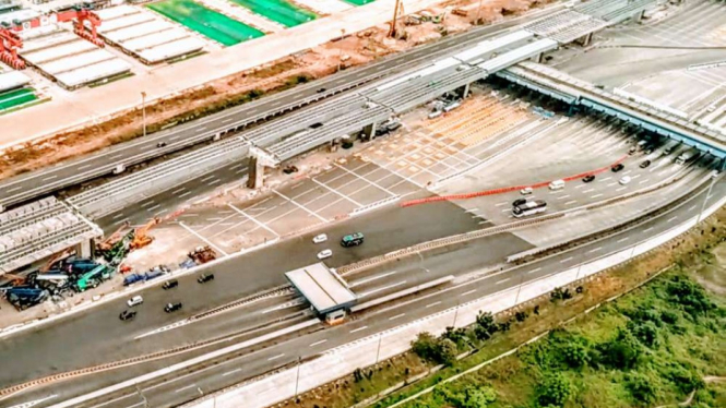 Pantauan udara di atas gerbang tol Cikarang Utama, Jawa Barat.