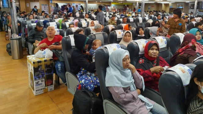 Para pemudik mulai di kapal feri di pelabuhan Merak pada 2019.