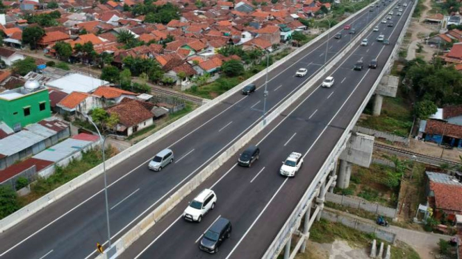 Foto udara jalan tol Pejagan-Pemalang di Adiwerna, Kabupaten Tegal, Jawa Tengah,